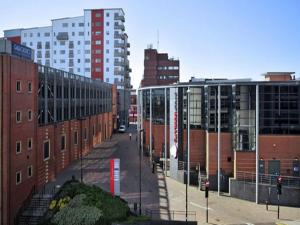 una strada cittadina con edifici alti in una città di City Centre Penthouse Apartment a Sunderland