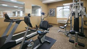 Фитнес център и/или фитнес съоражения в Best Western Plus Port of Camas-Washougal Convention Center