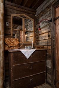 una antigua cocina de madera con vestidor en una habitación en Hevossilta, en Forssa