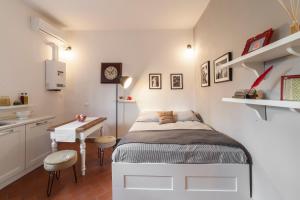 Il comprend une chambre avec un lit, un bureau et une cuisine. dans l'établissement Central Pitti Studio Flat, à Florence