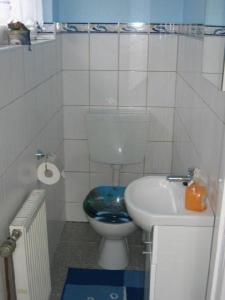 Wohnung-Gorch-Fock-in-Cuxhaven-an-der-Nordseeにあるバスルーム