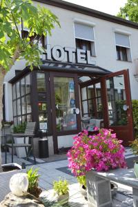 a hotel with a bench and flowers in front of it at Art of Comfort Haus Ingeborg in Cologne
