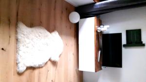 Zimmer mit einer weißen Wand in der Unterkunft Exclusive Lounge Appartement in Bad Bellingen