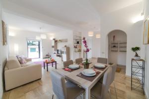 comedor y sala de estar con mesa y sillas en Frascati Country House, en Grottaferrata