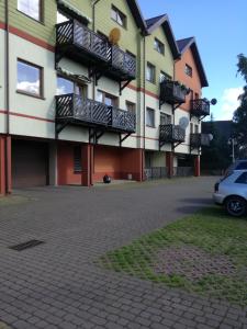 parking przed budynkiem z balkonami w obiekcie Apartament Masajka we Władysławowie