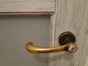 a brass door knob on a wooden door at Kawalerka w centrum Starego Miasta in Olsztyn