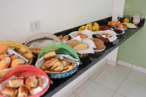 パラチにあるPousada Dona Odiliaの様々な種類の食べ物を取り揃えたビュッフェ +11枚の写真
