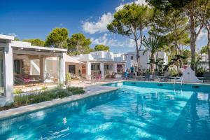 米乔尔海滩Casbah Formentera Hotel & Restaurant的房子前面的游泳池