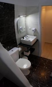 Koupelna v ubytování Amarain Mykonos + 37 fotografií
