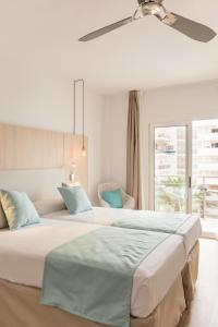 En eller flere senge i et værelse på Hotel Monterrey Roses by Pierre & Vacances