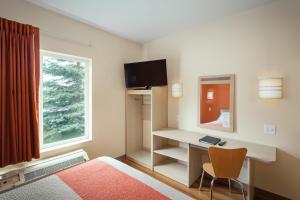 um quarto de hotel com uma secretária e uma janela em Motel 6-Anchorage, AK - Midtown em Anchorage
