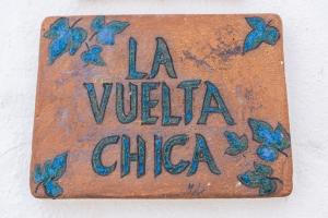 a sign that says la viola chica with butterflies on it at Conjunto Rural Casa Victoria in Villaluenga del Rosario