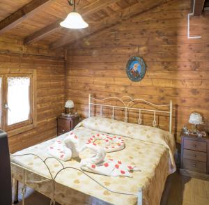 A bed or beds in a room at Rooms & Restaurant Il Castagneto