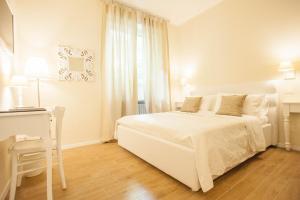 ヴェローナにあるFlats4Rent Arena Prestigeの白いベッドルーム(白いベッド1台、窓付)