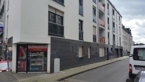 budynek przy ulicy miejskiej z sklepem w obiekcie Apartment Christian w Kolonii