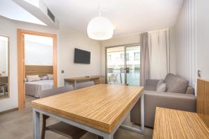 Televízia a/alebo spoločenská miestnosť v ubytovaní Aparthotel Odissea Park