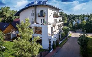 an aerial view of a building with a solarium at Dom Wypoczynkowy Oskar 250m od morza z sauną i jacuzzi in Jastrzębia Góra