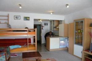 オーベルストドルフにあるFalkenberg-Wohnung-201の二段ベッドとキッチンが備わる客室です。