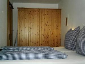 オーベルストドルフにあるSport-Alpin-Wohnung-130の木製の壁のベッドルーム1室(ベッド1台付)