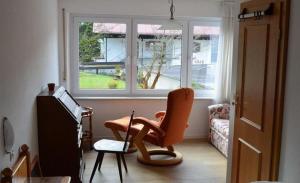 オーベルストドルフにあるSport-Alpin-Wohnung-130のリビングルーム(椅子、窓付)