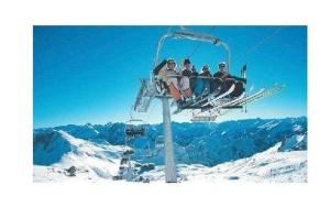 オーベルストドルフにあるSport-Alpin-Wohnung-9のスキー場のリフトに座る人々