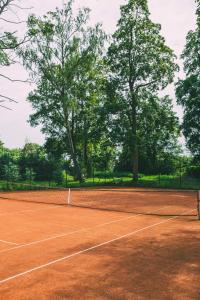 Instalaciones para jugar a tenis o squash en Pałac Poraj o alrededores