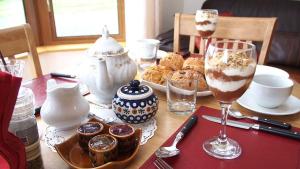 einen Tisch mit Essen und ein Glas Wein in der Unterkunft Bealaha House in Doonbeg