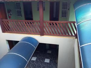 ein Modell eines Balkons mit einem Surfbrett darauf in der Unterkunft Hotel Telles in Hortolândia