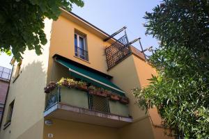 un edificio con balcone fiorito di GetTheKey Vicolo Bianco Apartment a Bologna