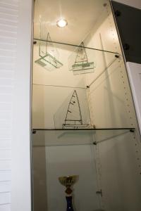 una vetrina con una barca a vela sopra di GetTheKey Vicolo Bianco Apartment a Bologna