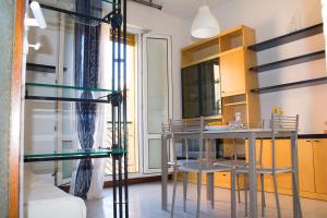una cucina con tavolo e sedie in una stanza di GetTheKey Vicolo Bianco Apartment a Bologna