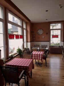拉布爾布勒的住宿－勒帕維永住宿加早餐旅館，餐厅设有桌椅和墙上的时钟