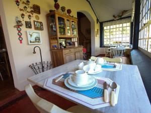 ein Esszimmer mit einem Tisch und Geschirr darauf in der Unterkunft Fazenda Alvorada in Cunha