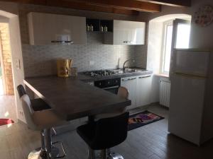 een keuken met een aanrecht, een wastafel en een fornuis bij Appartamento cadelagnel in Castelletto di Brenzone