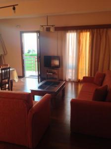 TV a/nebo společenská místnost v ubytování Molivos Sunset Apartments