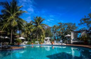 een zwembad op een resort met palmbomen bij Barracuda Eco Resort Búzios in Búzios