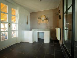 Allenbachにある4 Sterne Ferienhaus Ambiente Hagerのバスルーム(洗面台、壁掛け鏡付)