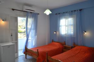 um quarto com 2 camas e uma janela em Koukos em Agia Theodoti