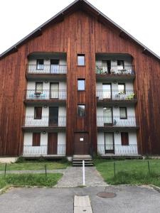 - un bâtiment avec des balcons sur le côté dans l'établissement Appartement T3 Luchon, à Luchon