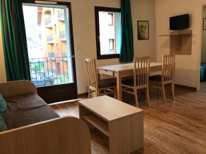 salon ze stołem, krzesłami i kanapą w obiekcie Appartement T3 Luchon w mieście Luchon