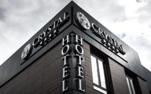 Et logo, certifikat, skilt eller en pris der bliver vist frem på Hotel Crystal