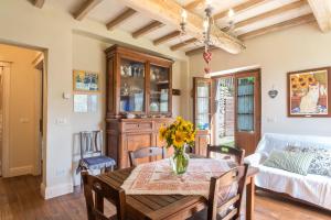 uma sala de jantar com uma mesa e um sofá em A'Loro B&B em Terranuova Bracciolini