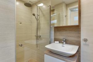 a bathroom with a sink and a shower at Lion Apartments - Parkowa 33Am6 z parkingiem 2 min od plazy in Sopot