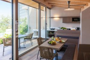 uma cozinha e sala de estar com mesa e cadeiras em San Colombano Suites em Bardolino