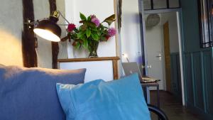 - un salon avec un canapé et un vase de fleurs dans l'établissement Appartement Galerie, à Honfleur