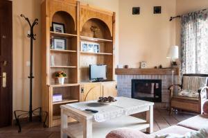 a living room with a coffee table and a fireplace at Apartamentos Rurales La Carbayala in Oviñana