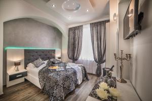 pokój hotelowy z łóżkiem i telewizorem w obiekcie Hotel Boutique Natka w Rovinj