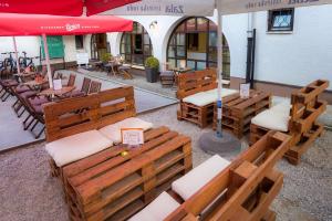 Posezení v ubytování 1A Adventure Hostel