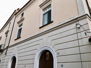 een wit gebouw met een deur en ramen bij Olympus Capua in Capua