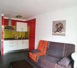 a living room with a couch and a kitchen at Apartamentos Ferpa in Valle Gran Rey